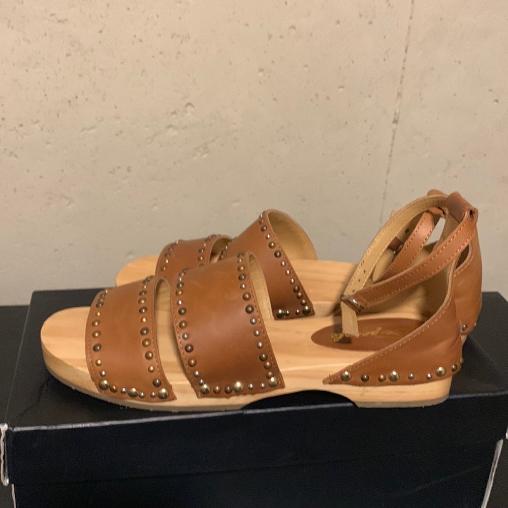 NWOT pair of size 9 Free People sandals